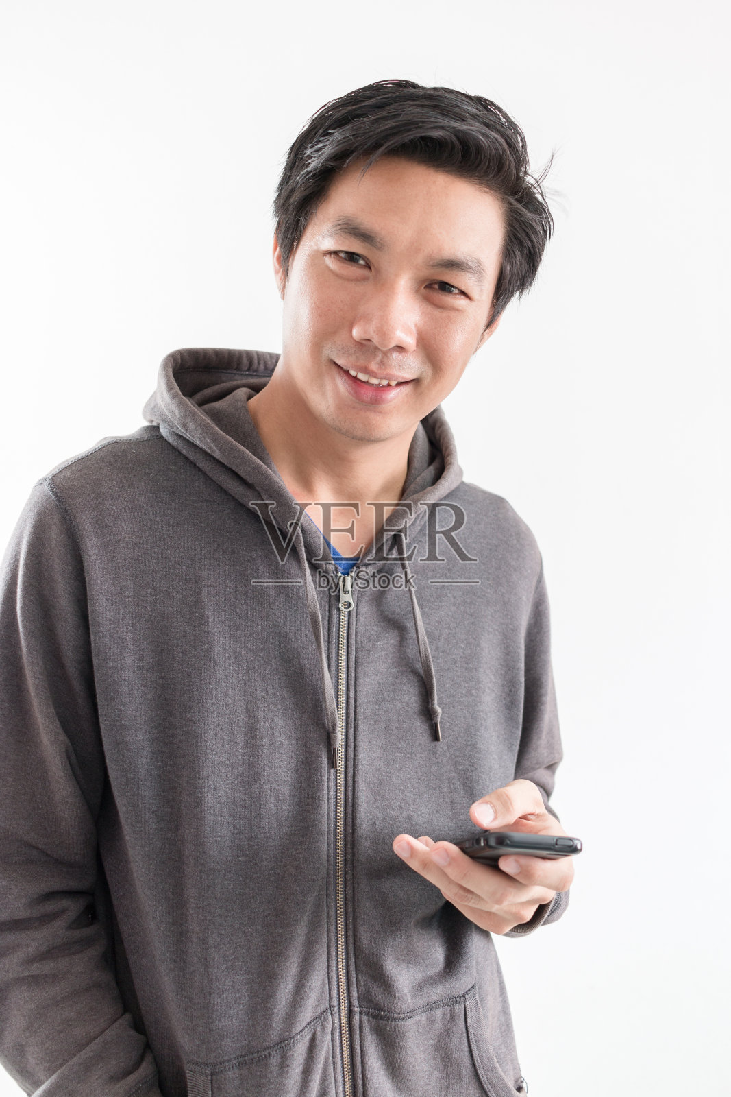 年轻男性使用智能手机照片摄影图片