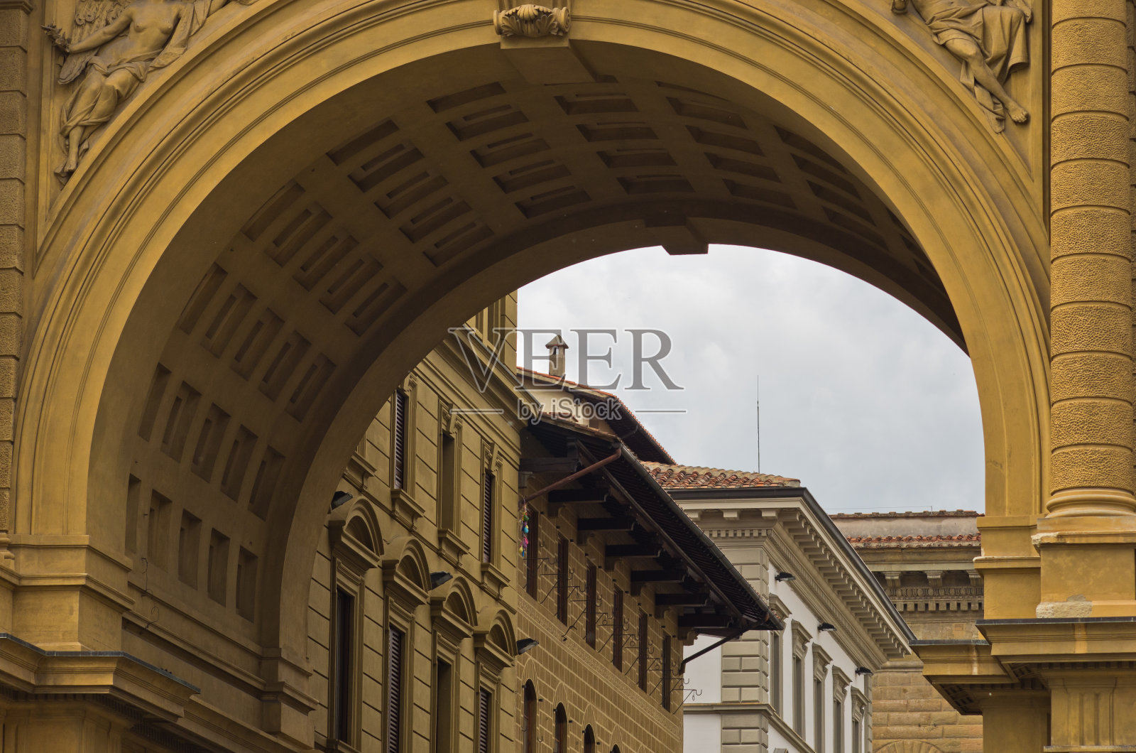 共和广场上一扇新古典主义大门的建筑细节照片摄影图片