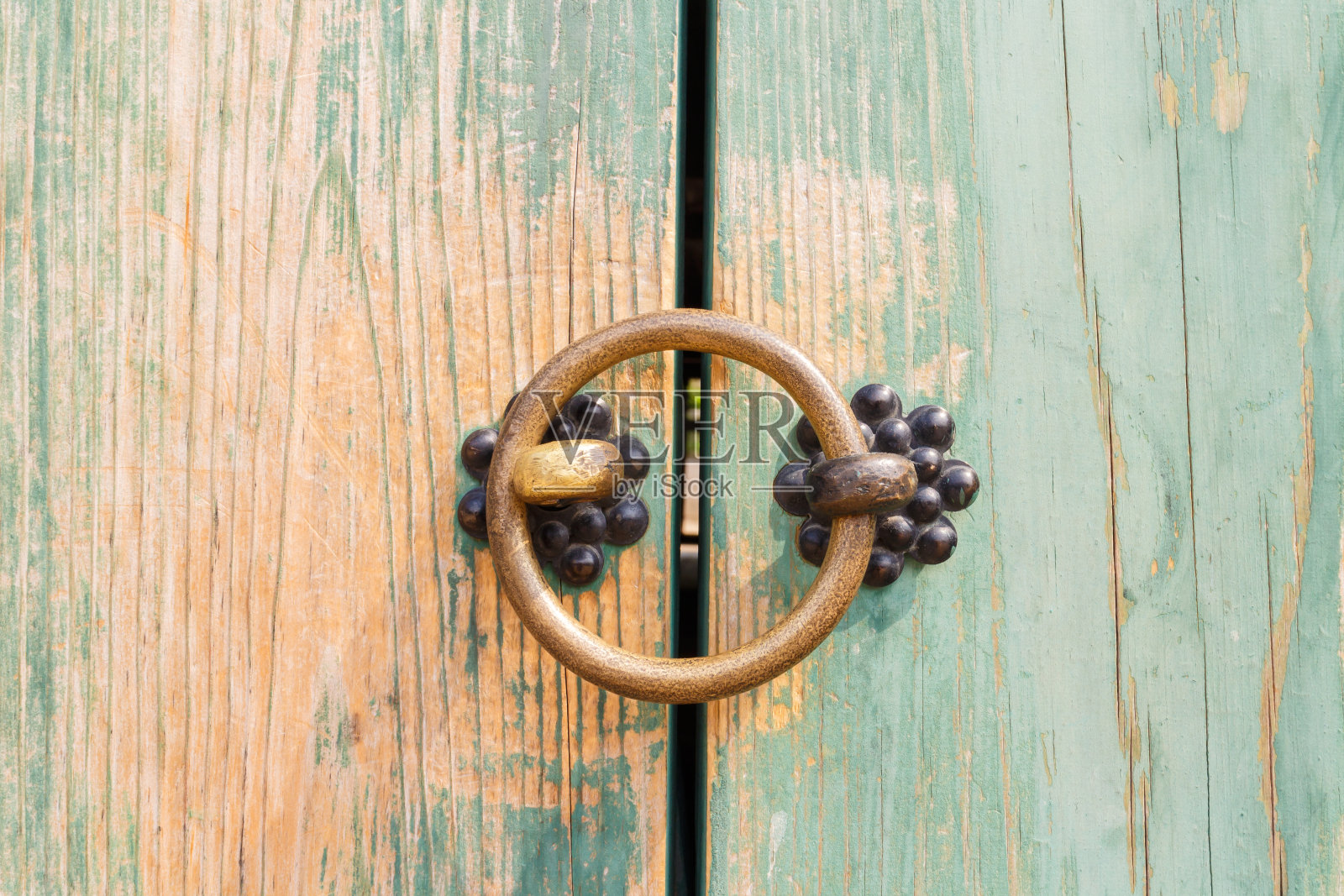旧绿门上的黄铜门环照片摄影图片
