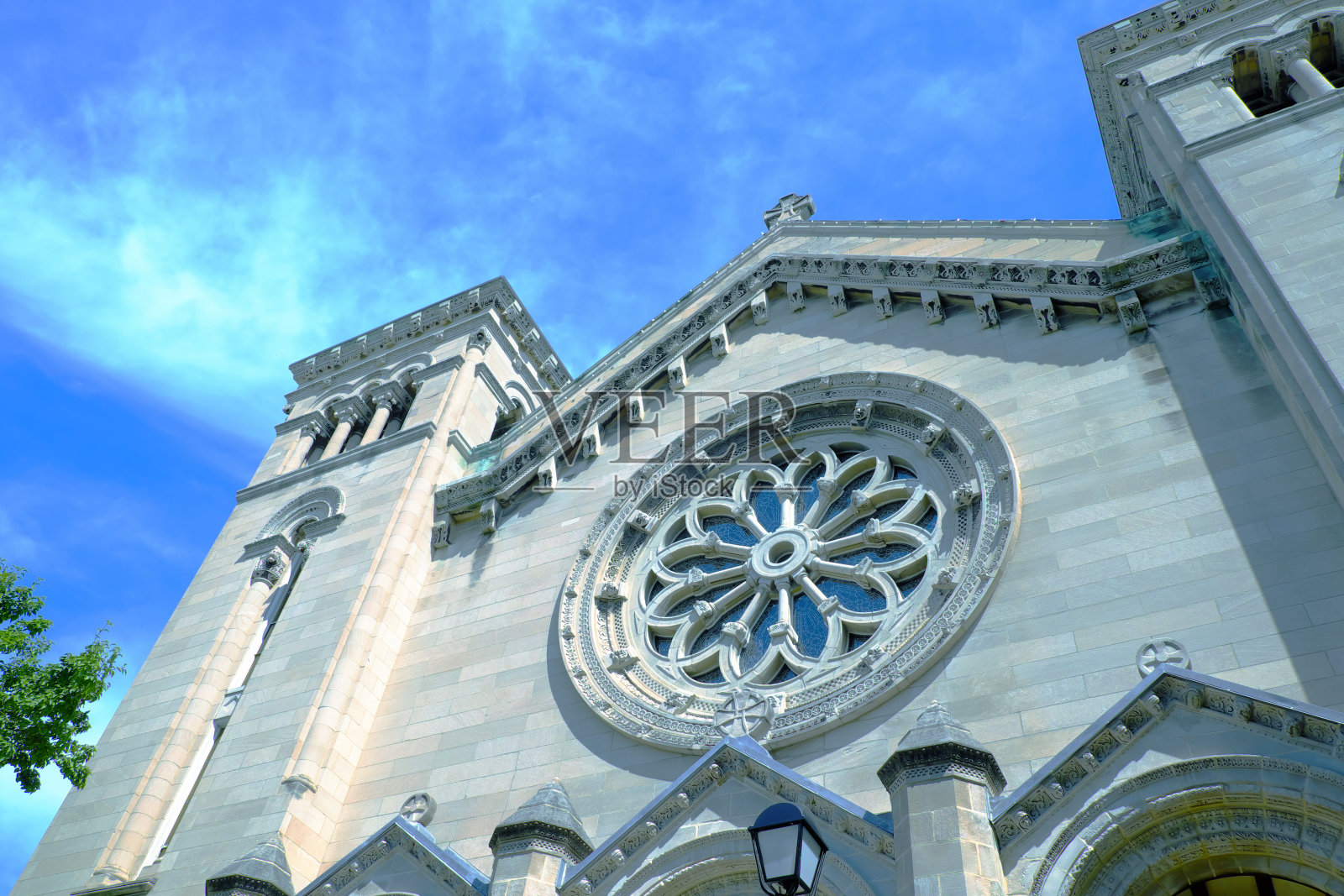 天空中的教堂照片摄影图片