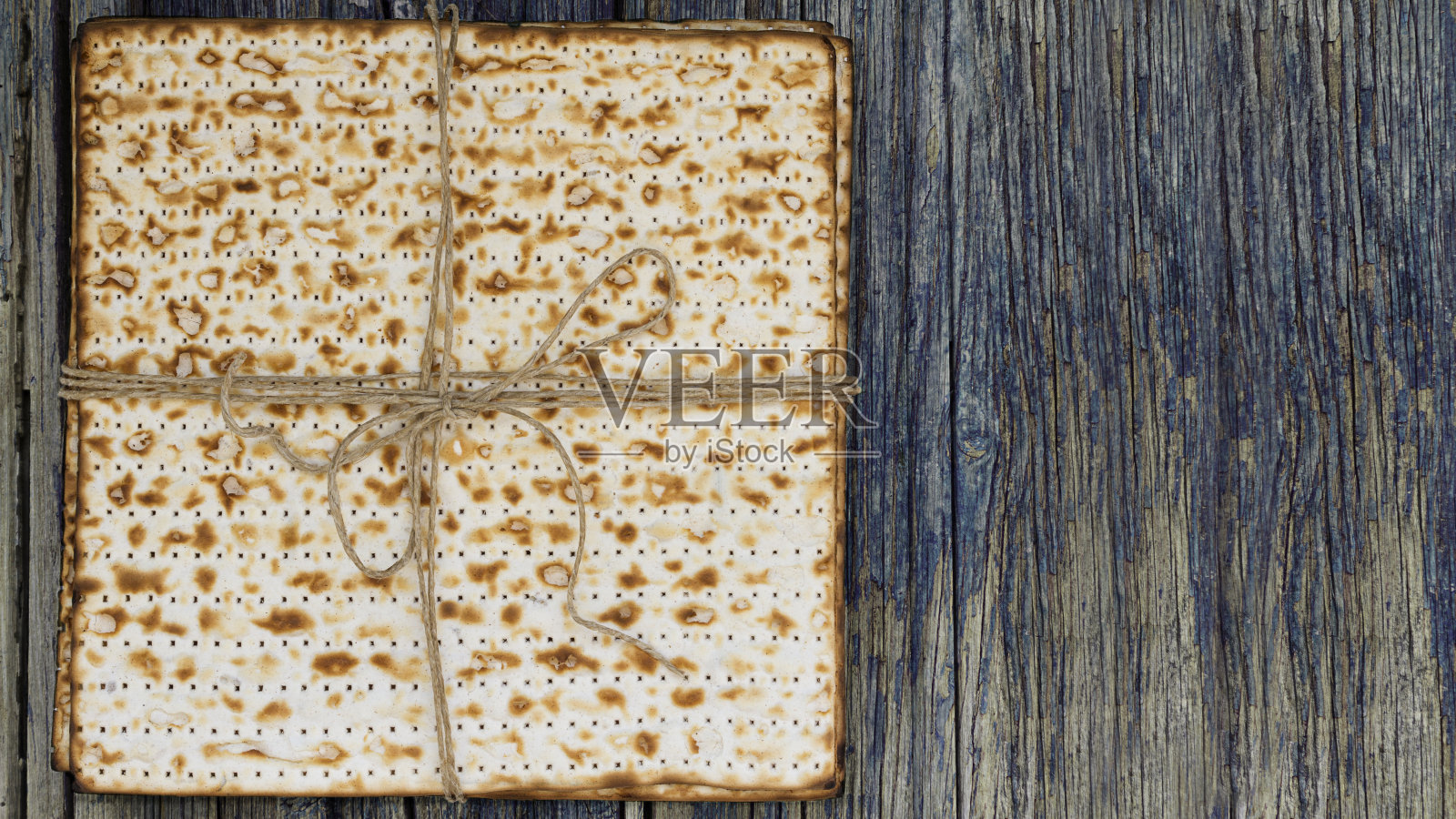 一堆无酵面包在一个古老的木材背景照片摄影图片