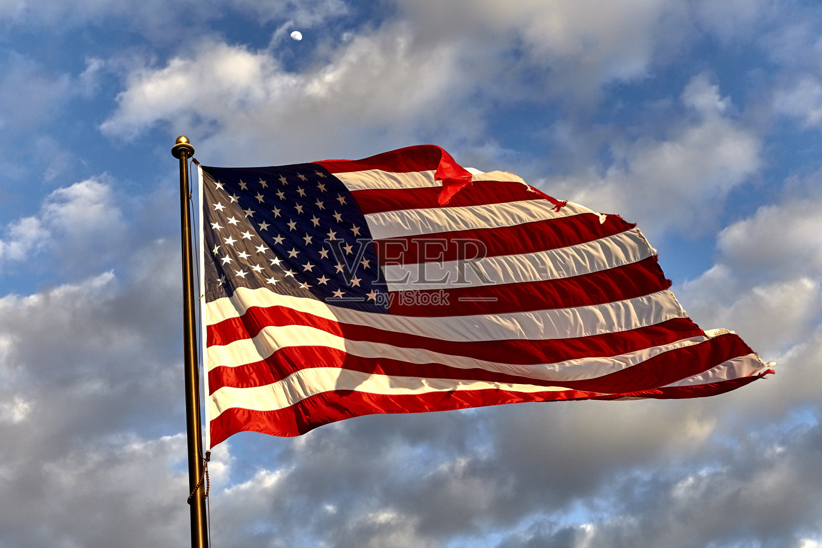 风中飘扬的美国国旗照片摄影图片