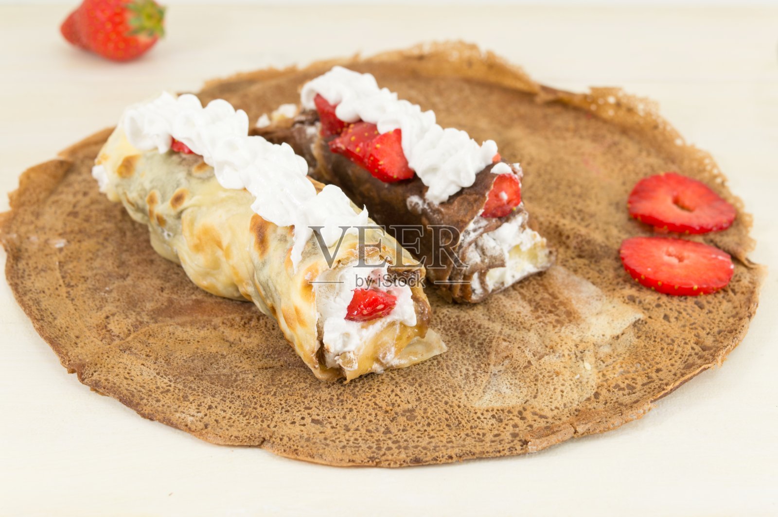草莓巧克力法式薄饼照片摄影图片