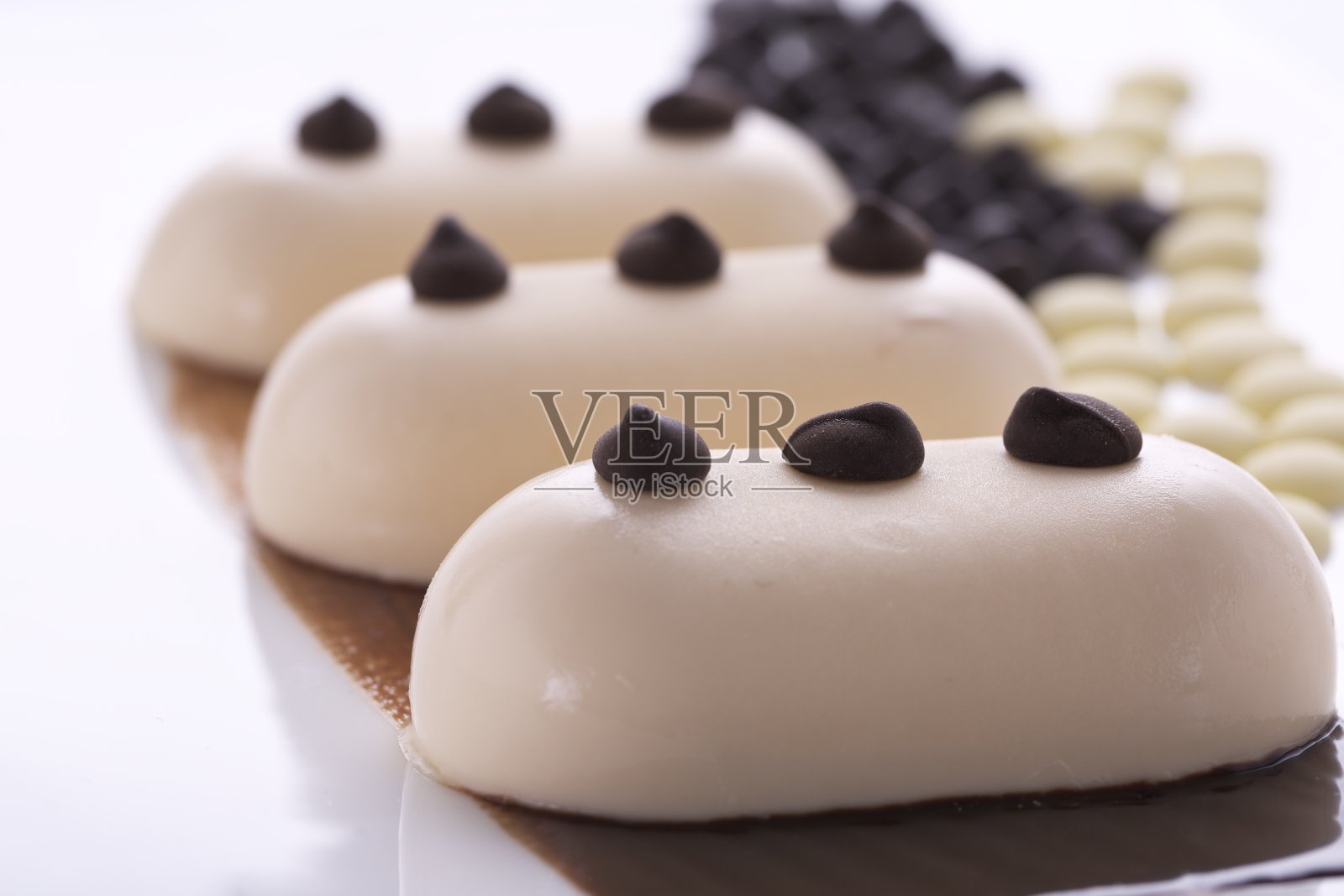 白色盘子里的奶油冰淇淋和巧克力照片摄影图片