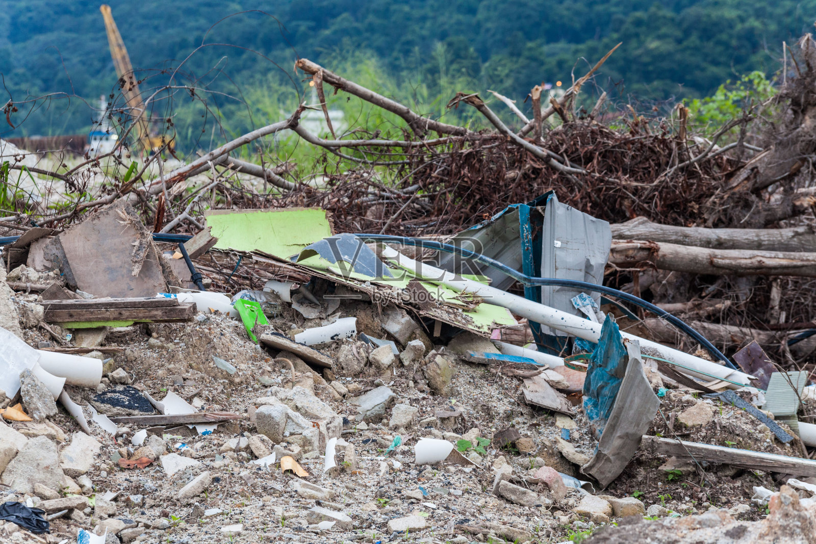 显示海啸、地震、龙卷风或台风等灾难的垃圾站点照片摄影图片