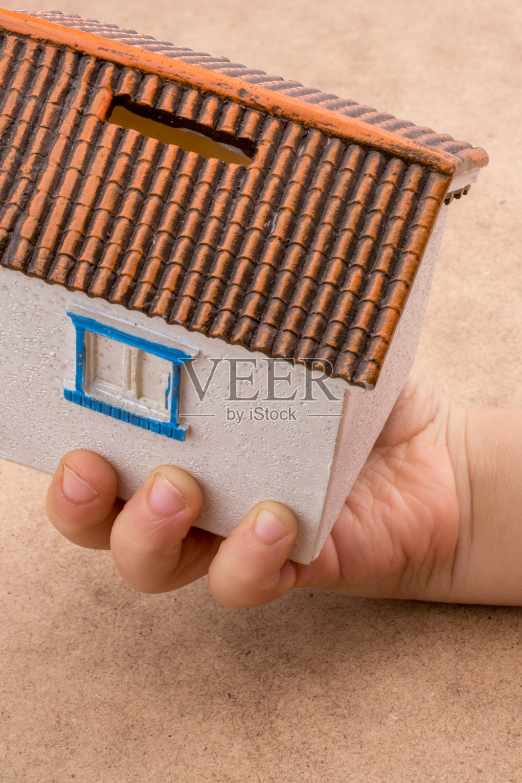 一只小手和一个模型房子照片摄影图片