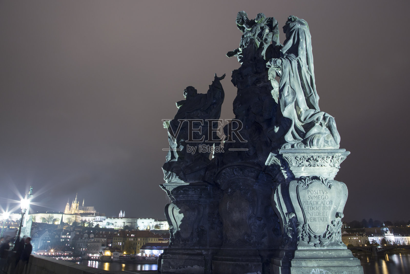 捷克共和国布拉格查尔斯桥上的雕像照片摄影图片