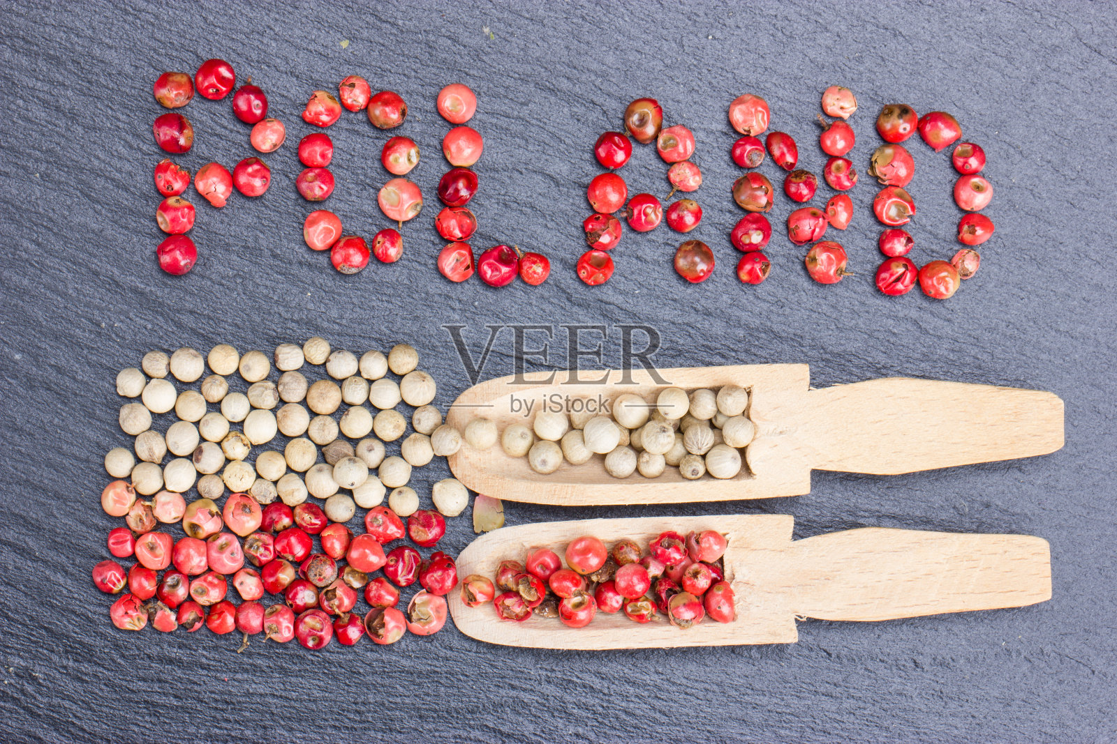 上面刻着“波兰”两个木制勺子照片摄影图片