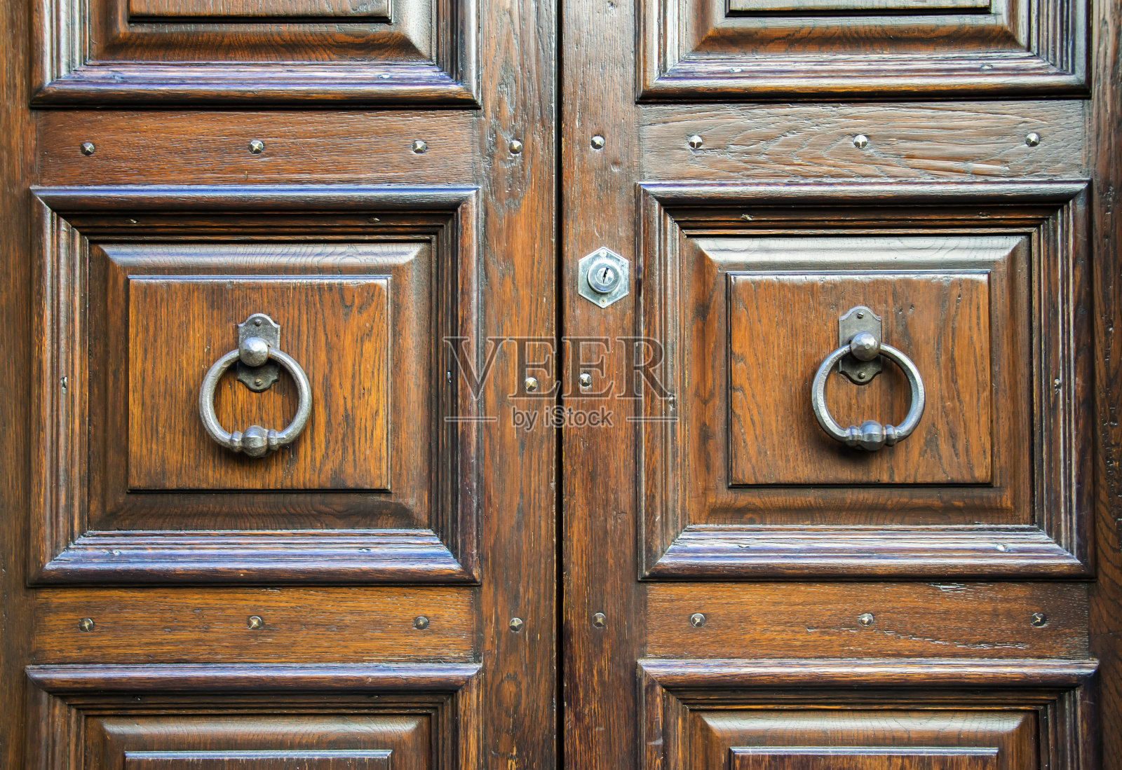 一个古老的意大利门的细节。照片摄影图片