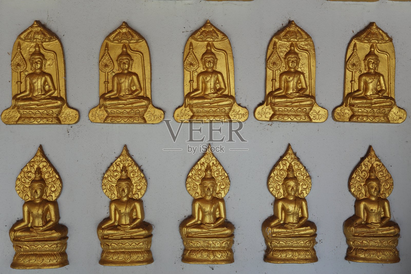 一排排的金佛造像照片摄影图片