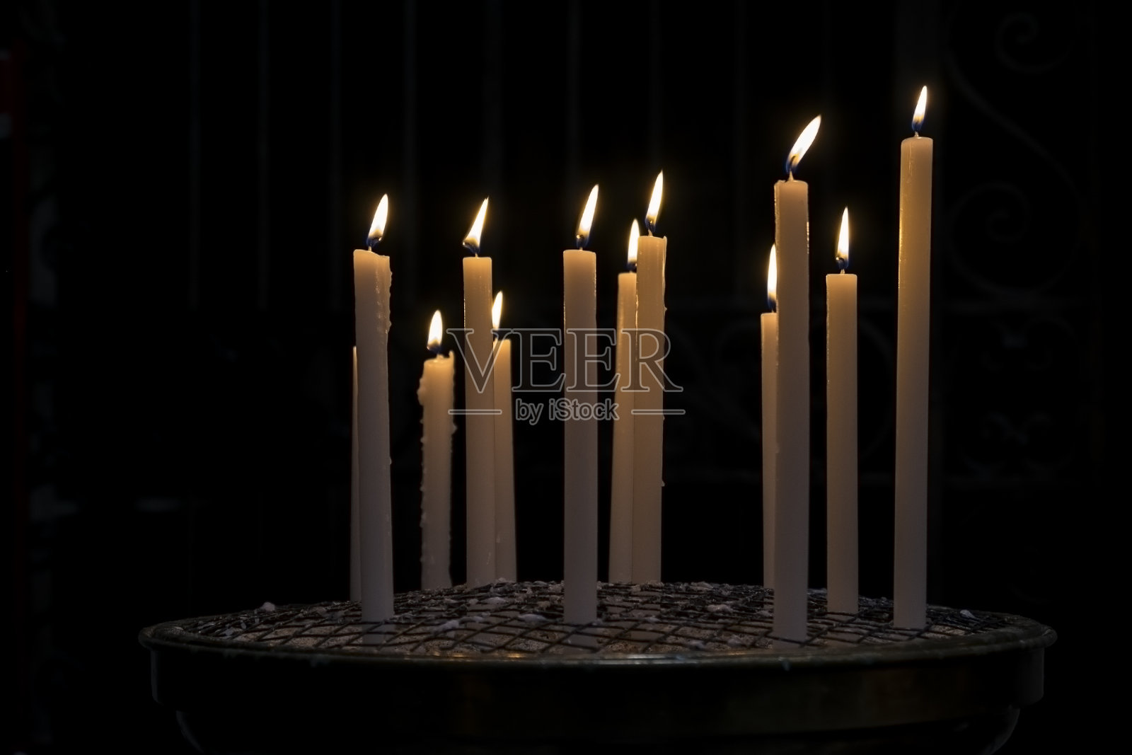 教堂里燃烧的烛光照片摄影图片