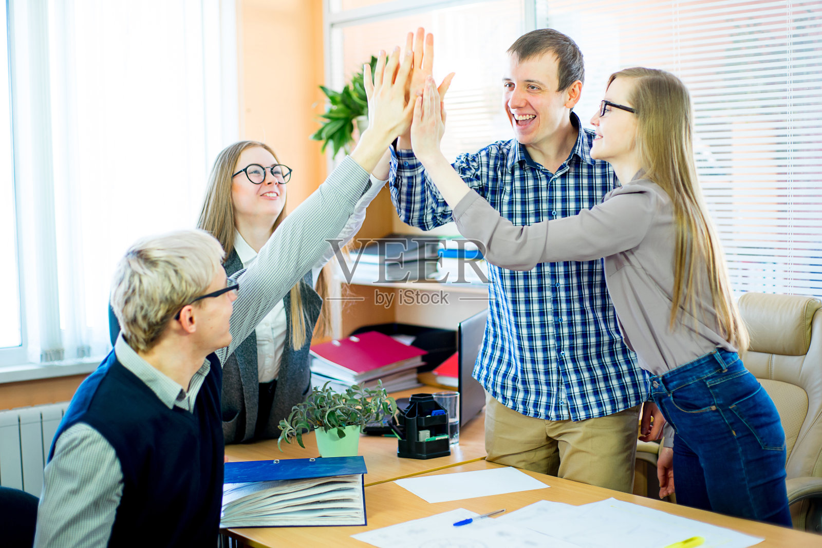 4个员工给对方5个照片摄影图片