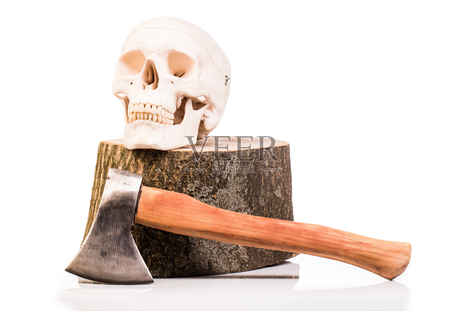 人类头骨，木头和斧头照片摄影图片