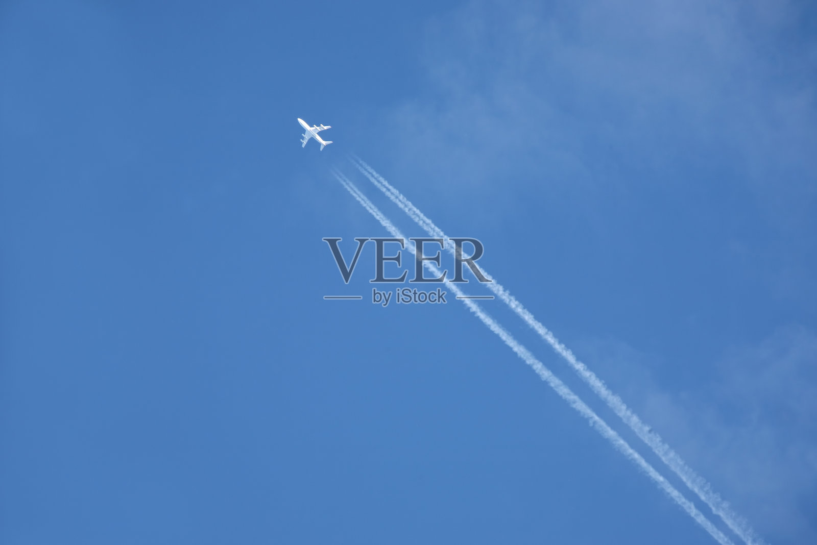 客机在蔚蓝的天空中高飞照片摄影图片