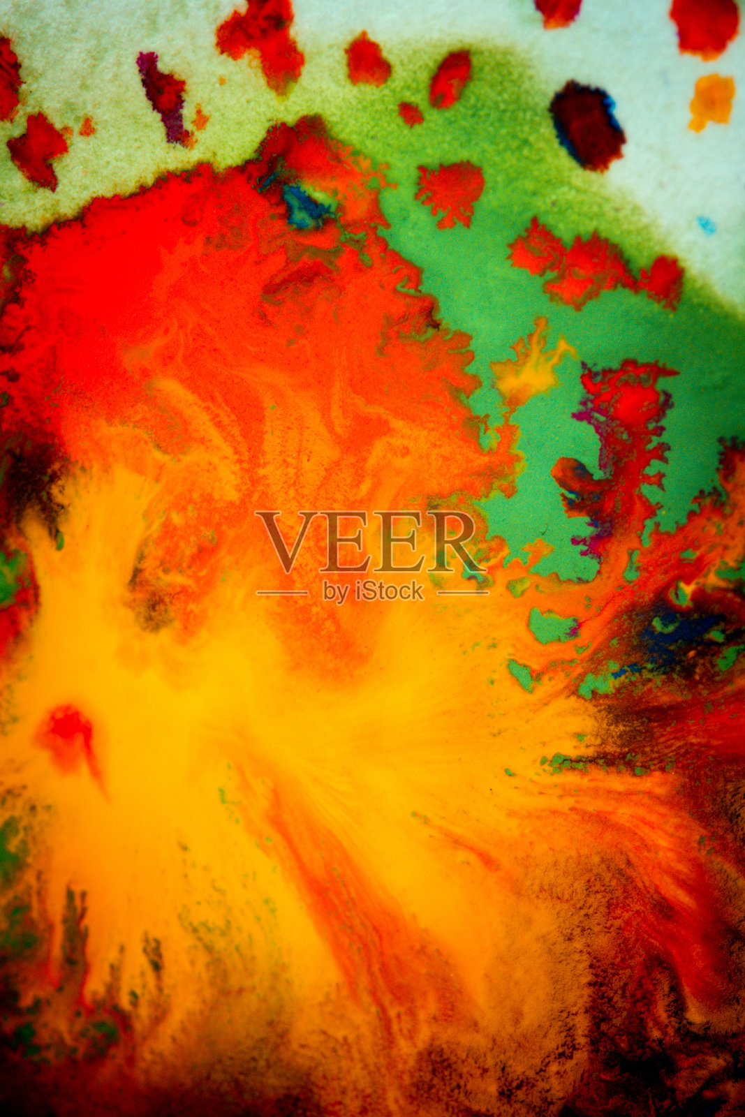 旋风旋涡扩散彩色油墨颜色在白色的背景照片摄影图片