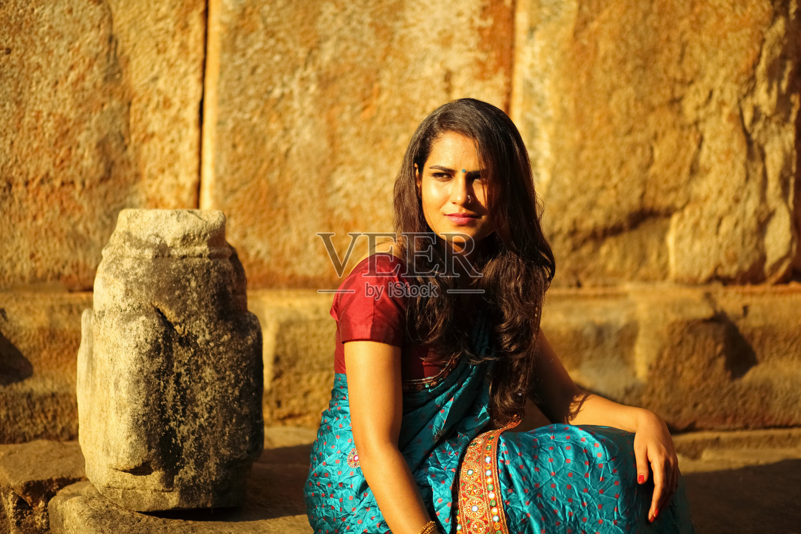 印度教妇女在寺庙遗址照片摄影图片