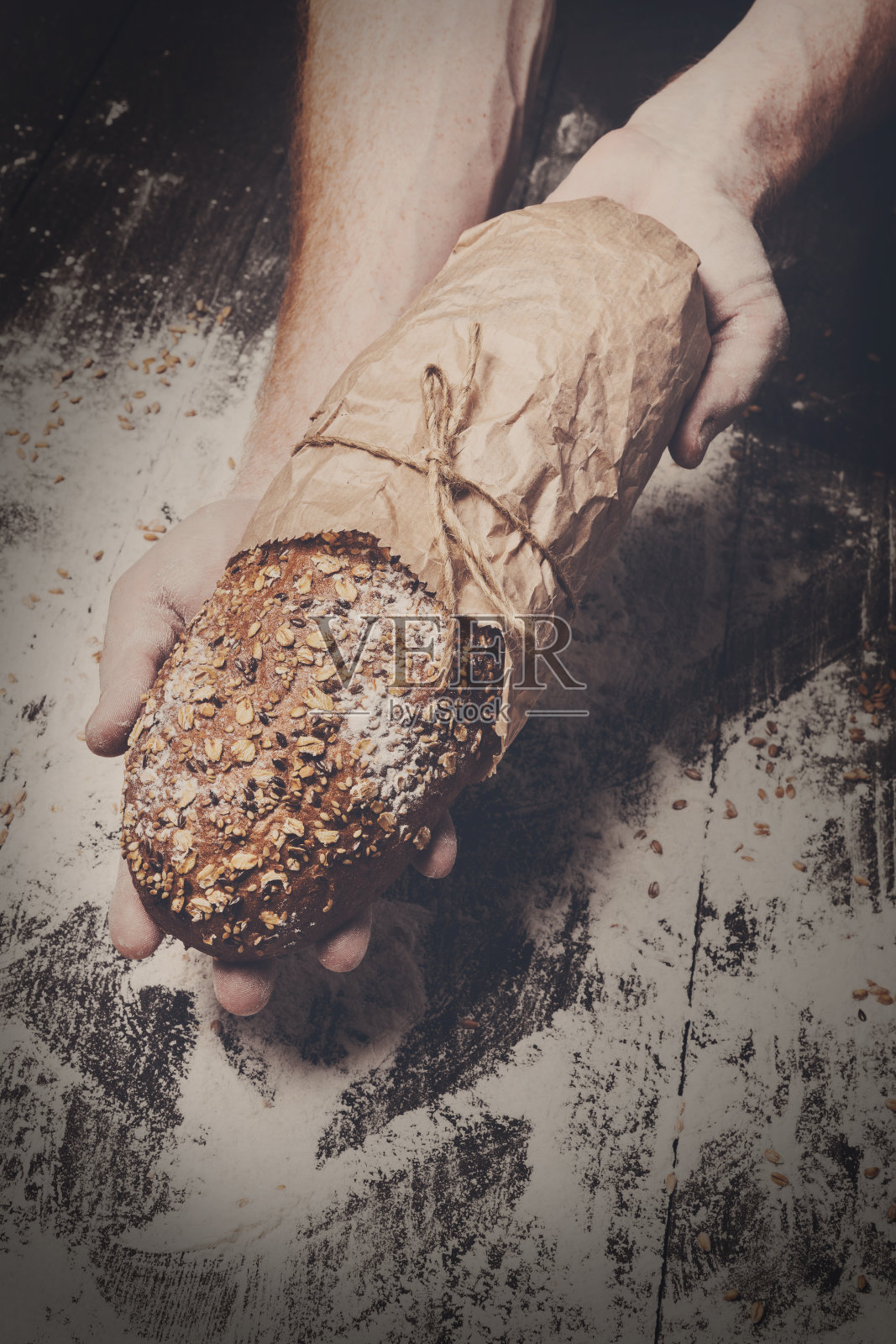 面包店概念背景。手握面包照片摄影图片