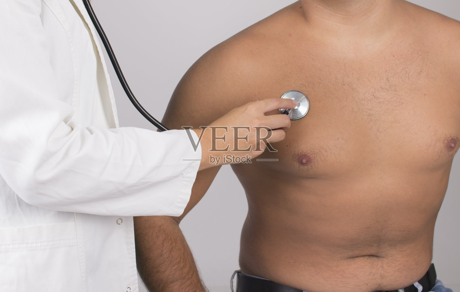 医生用听诊器听诊病人照片摄影图片