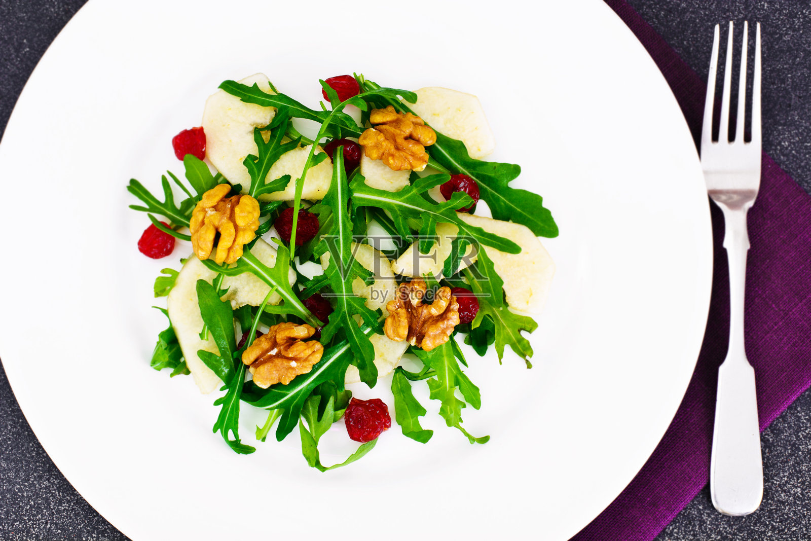 膳食美味沙拉在白色盘子芝麻菜，Par，核桃照片摄影图片