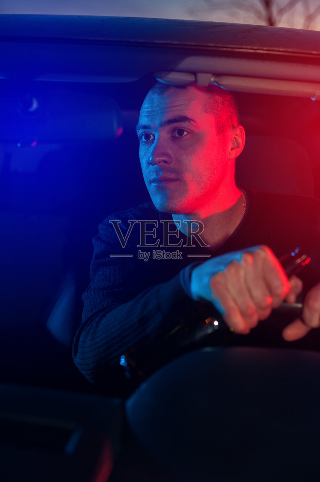 醉酒司机开车时被警察追赶照片摄影图片