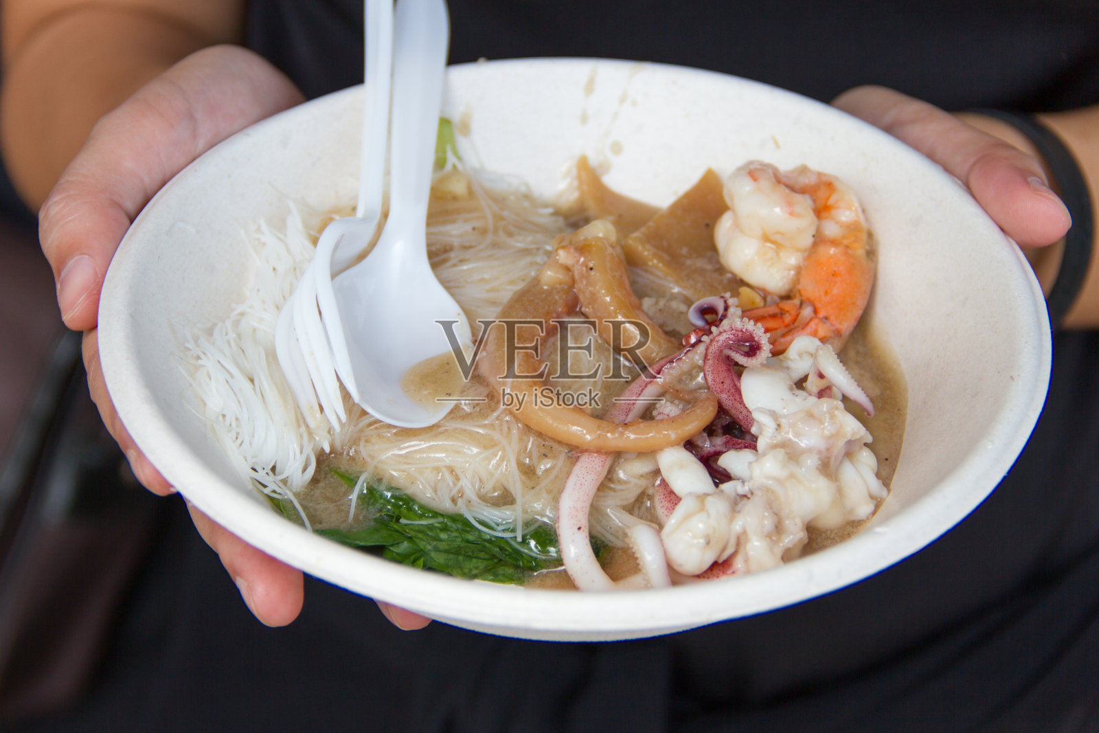 猪肉和甘蓝肉汁炒面照片摄影图片