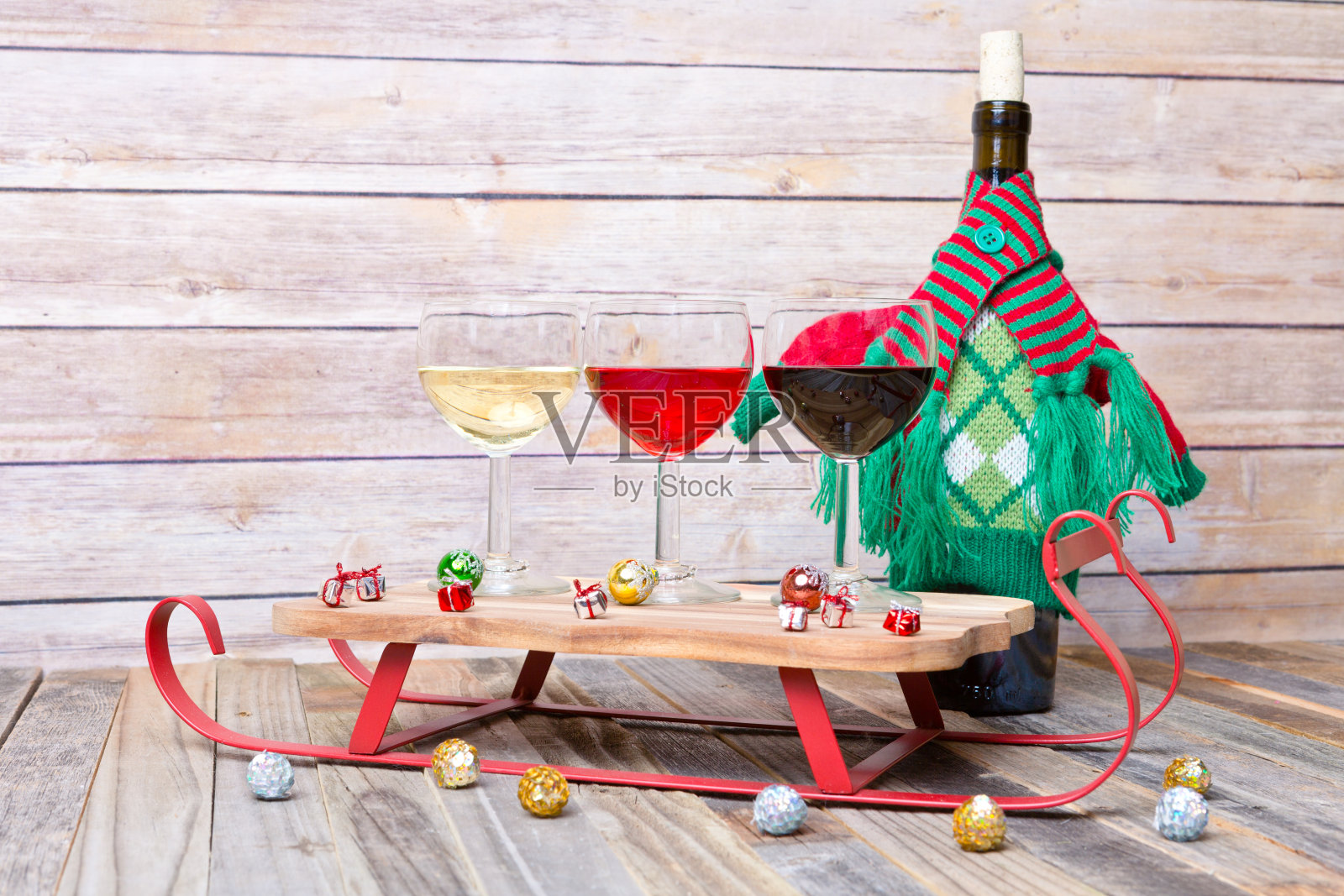 葡萄酒航班与色彩缤纷的节日装饰照片摄影图片