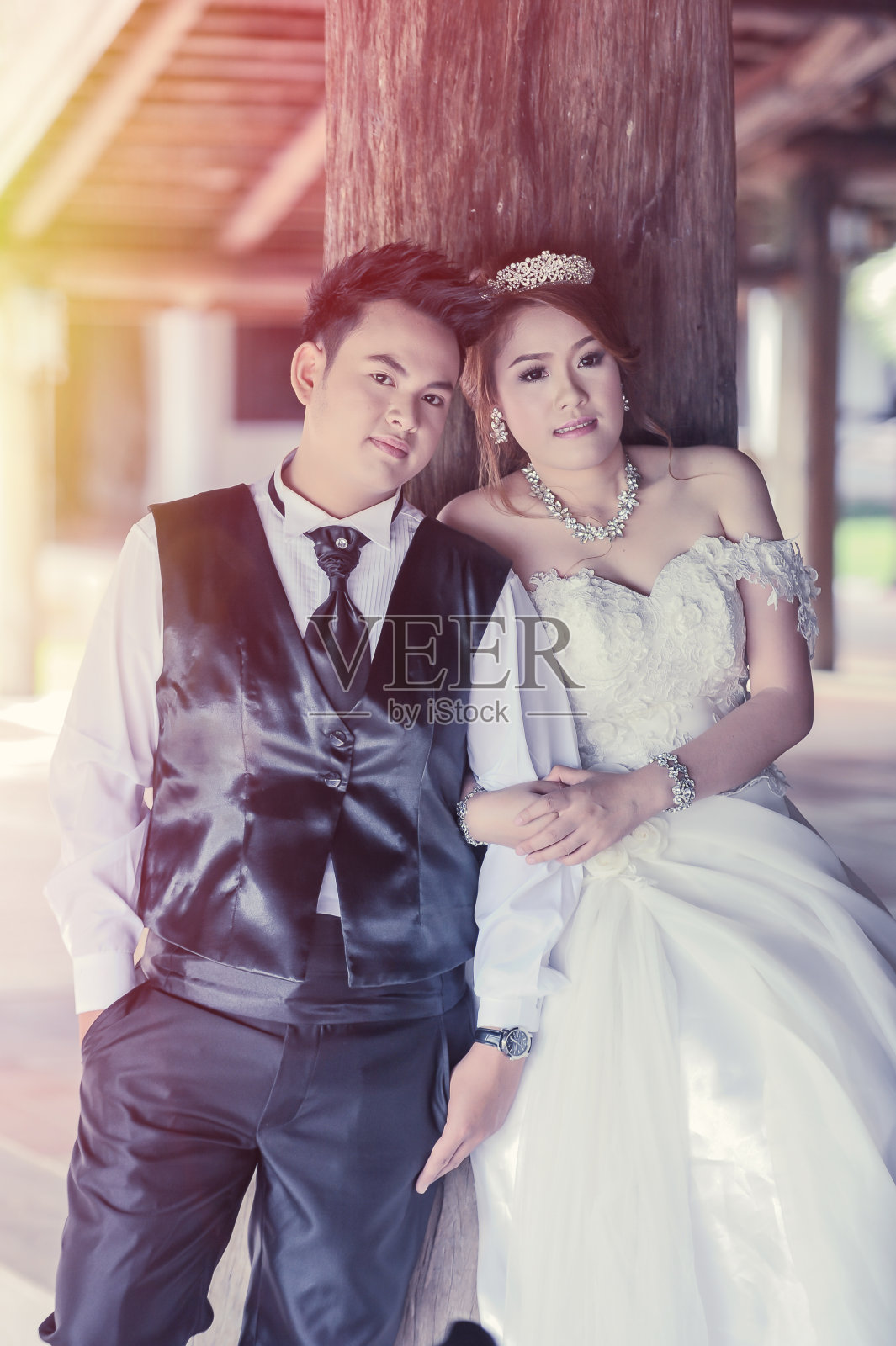 亚洲年轻时尚夫妇在自然中摆姿势。照片摄影图片