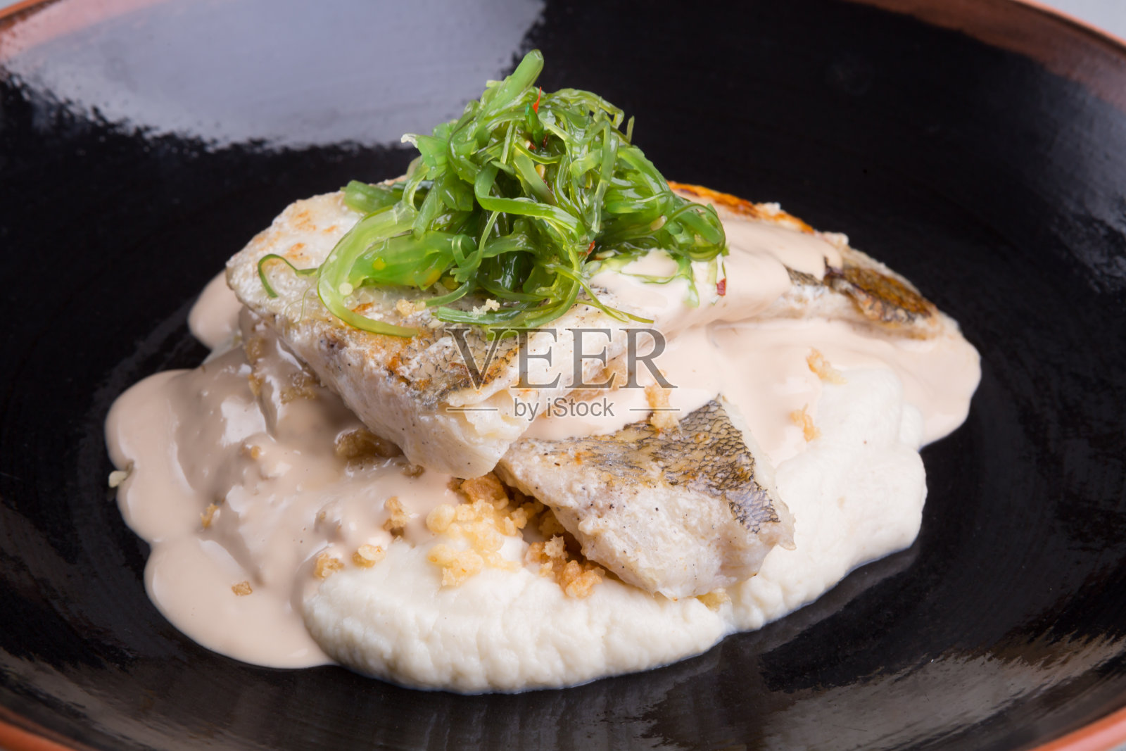 烤白鱼配土豆泥照片摄影图片