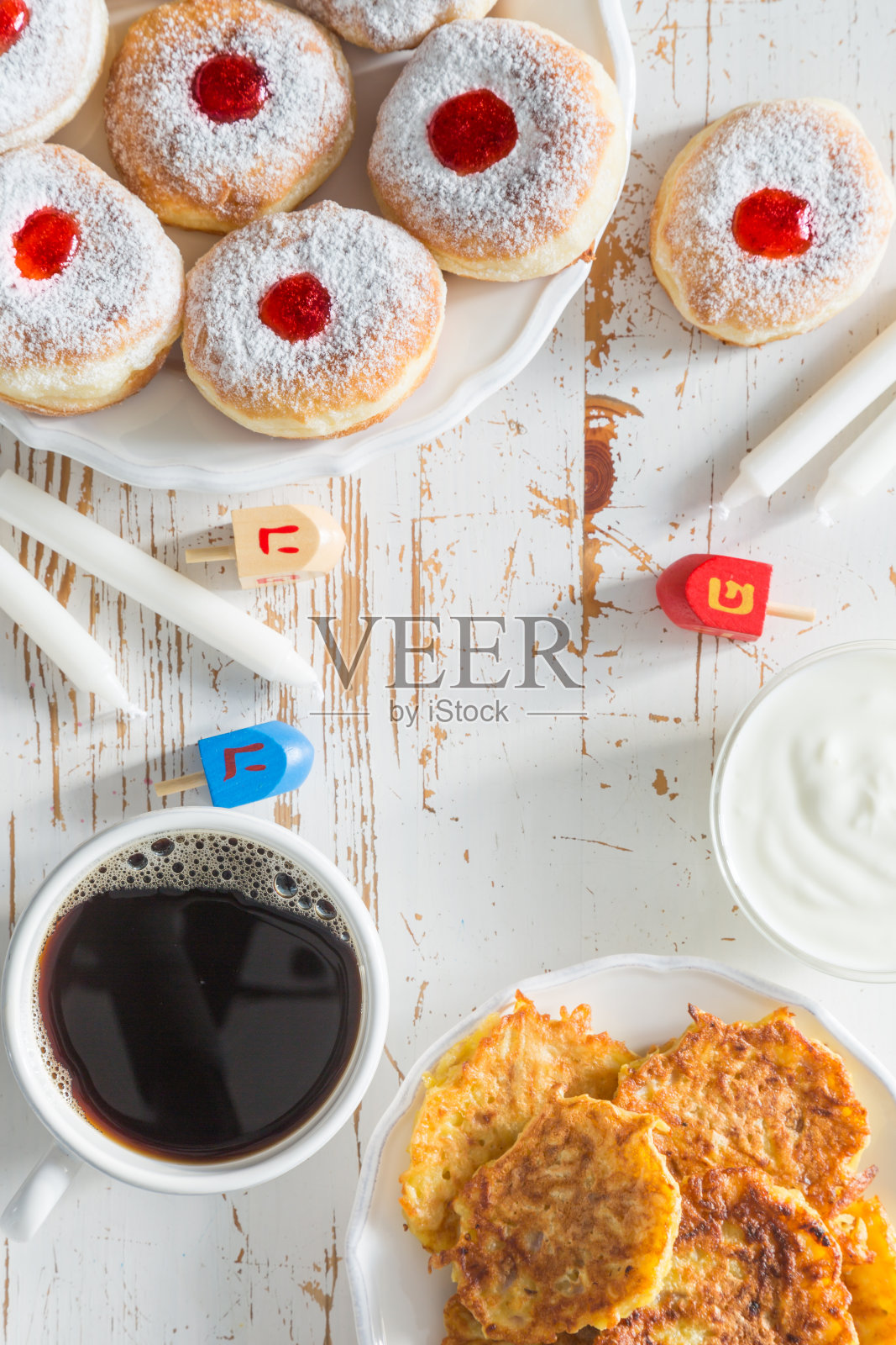 木头背景上的光明节庆祝符号照片摄影图片