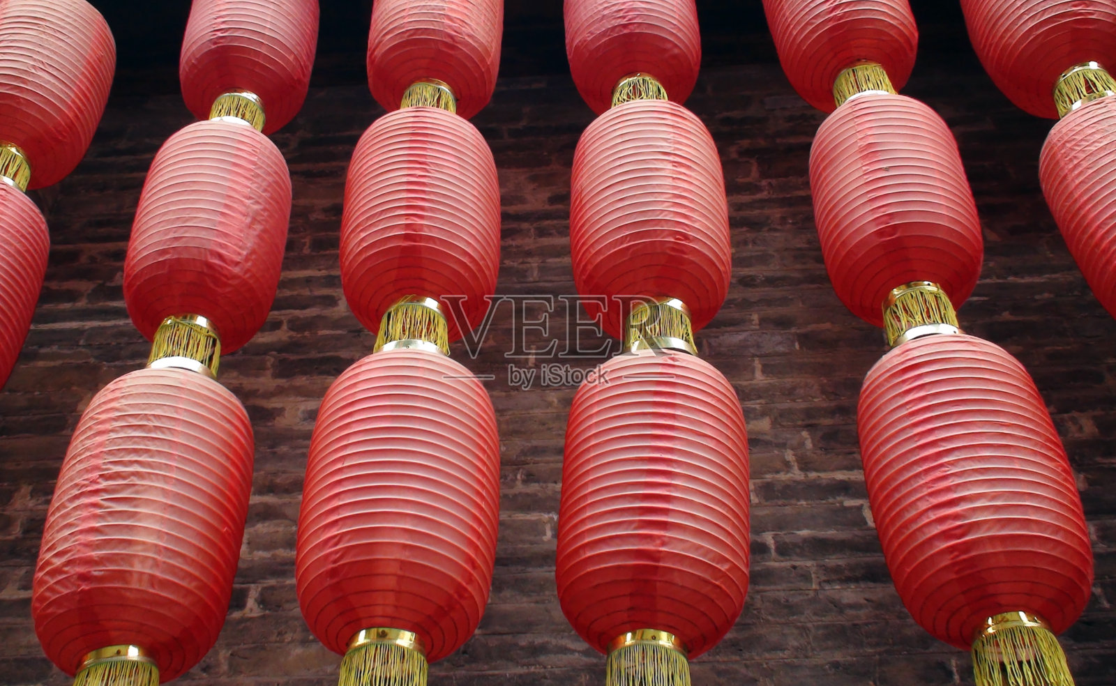 中国的灯笼挂在墙上照片摄影图片