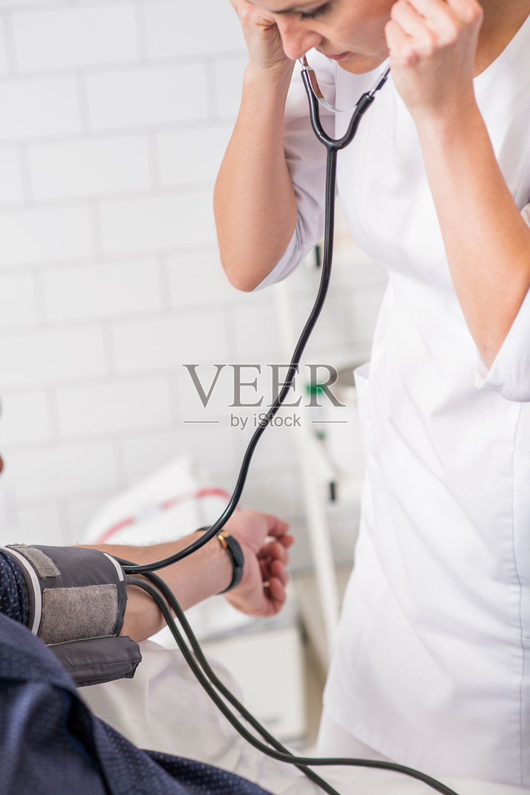 熟练的全科医生观察人体脉搏照片摄影图片