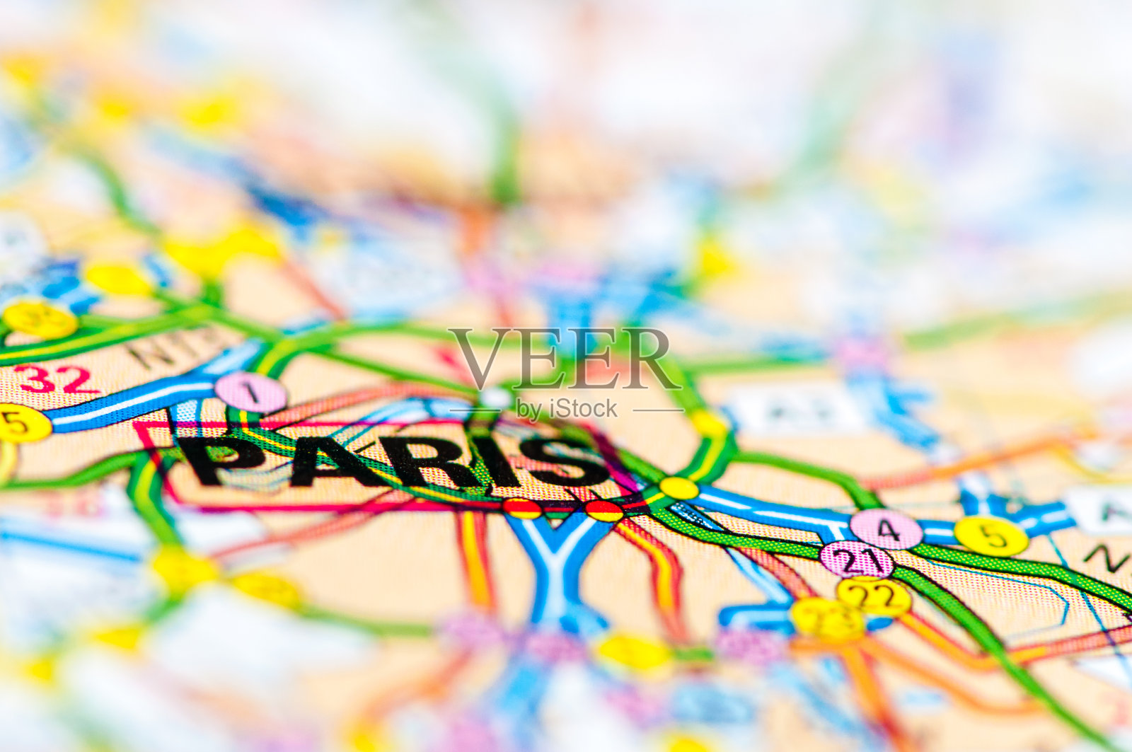 特写地图上的巴黎城市，旅游目的地的概念照片摄影图片