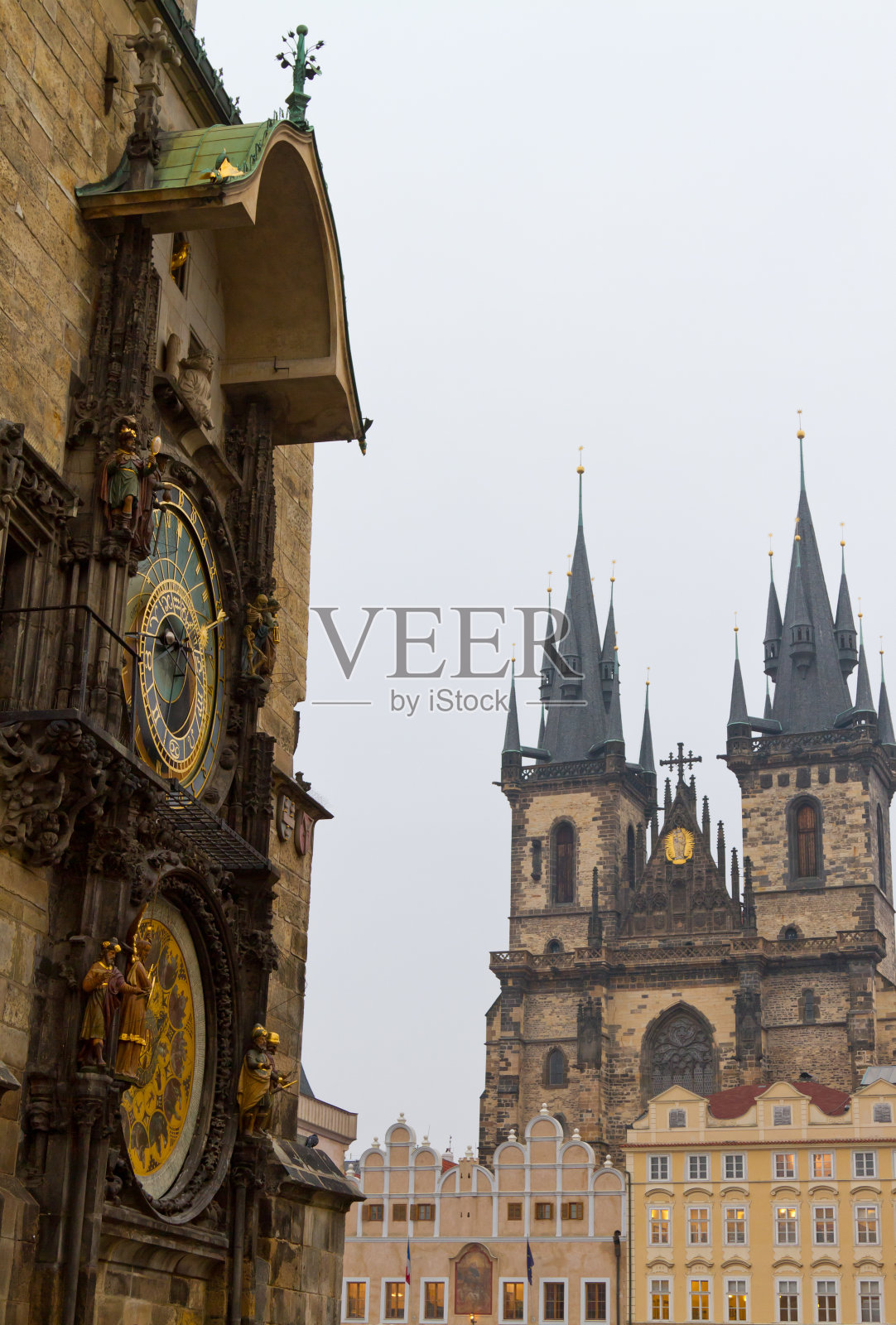 布拉格泰恩和天文钟前的圣母教堂照片摄影图片