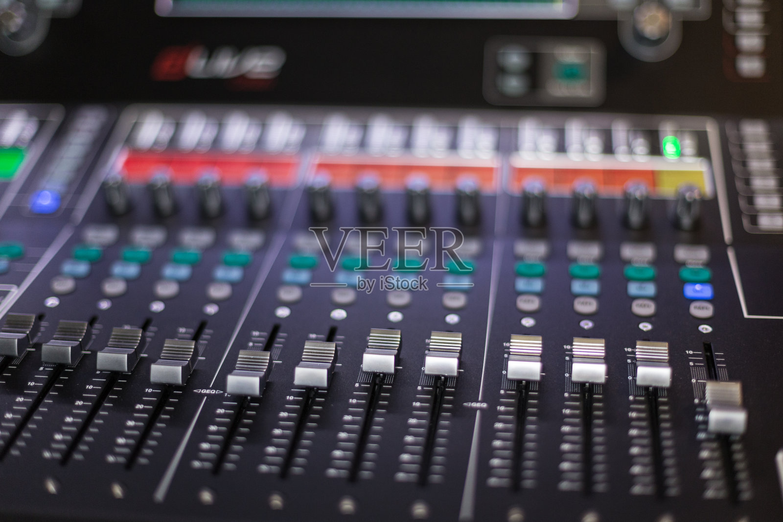 带有屏幕的舞台控制器的大面板照片摄影图片