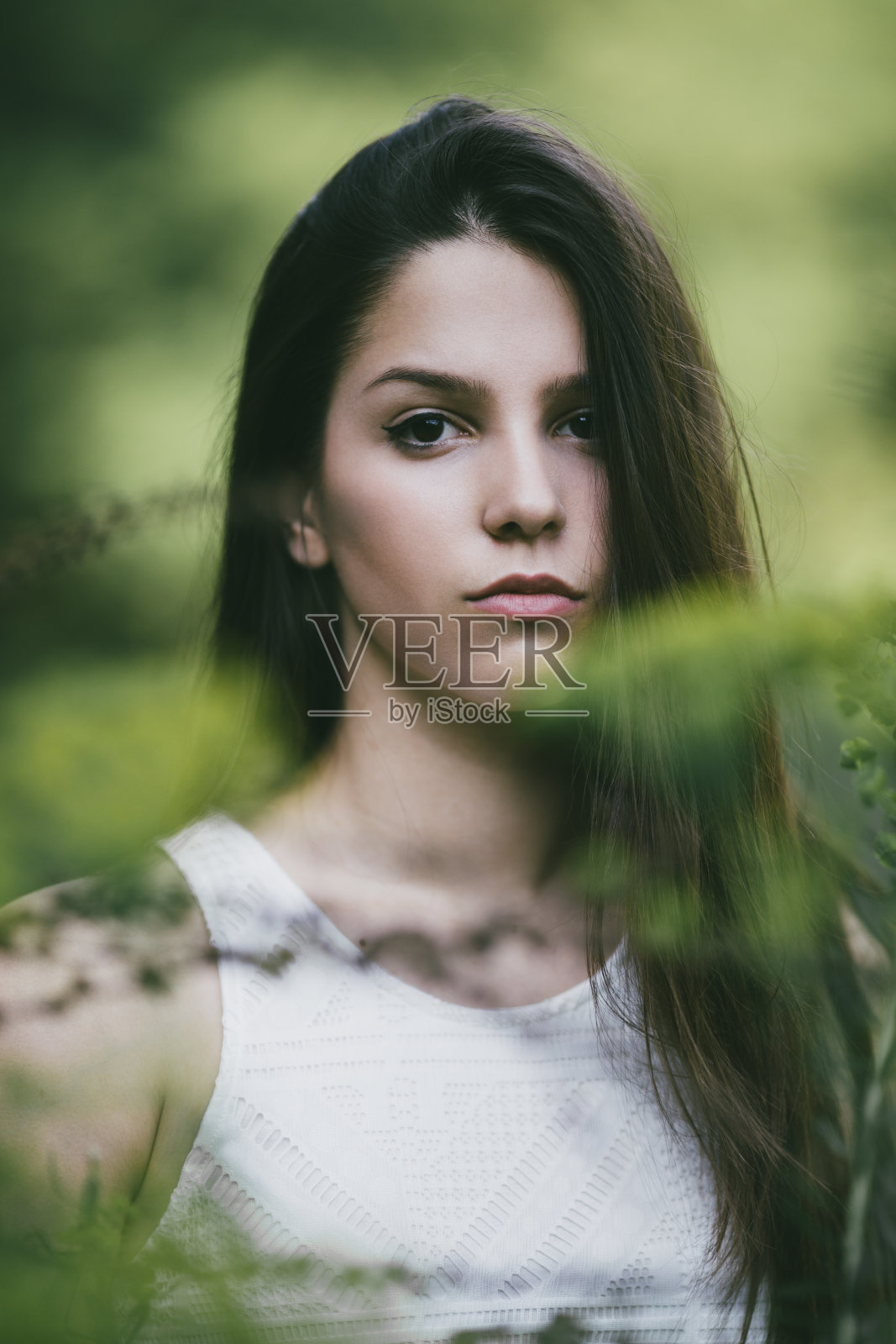 年轻女子户外肖像照片摄影图片