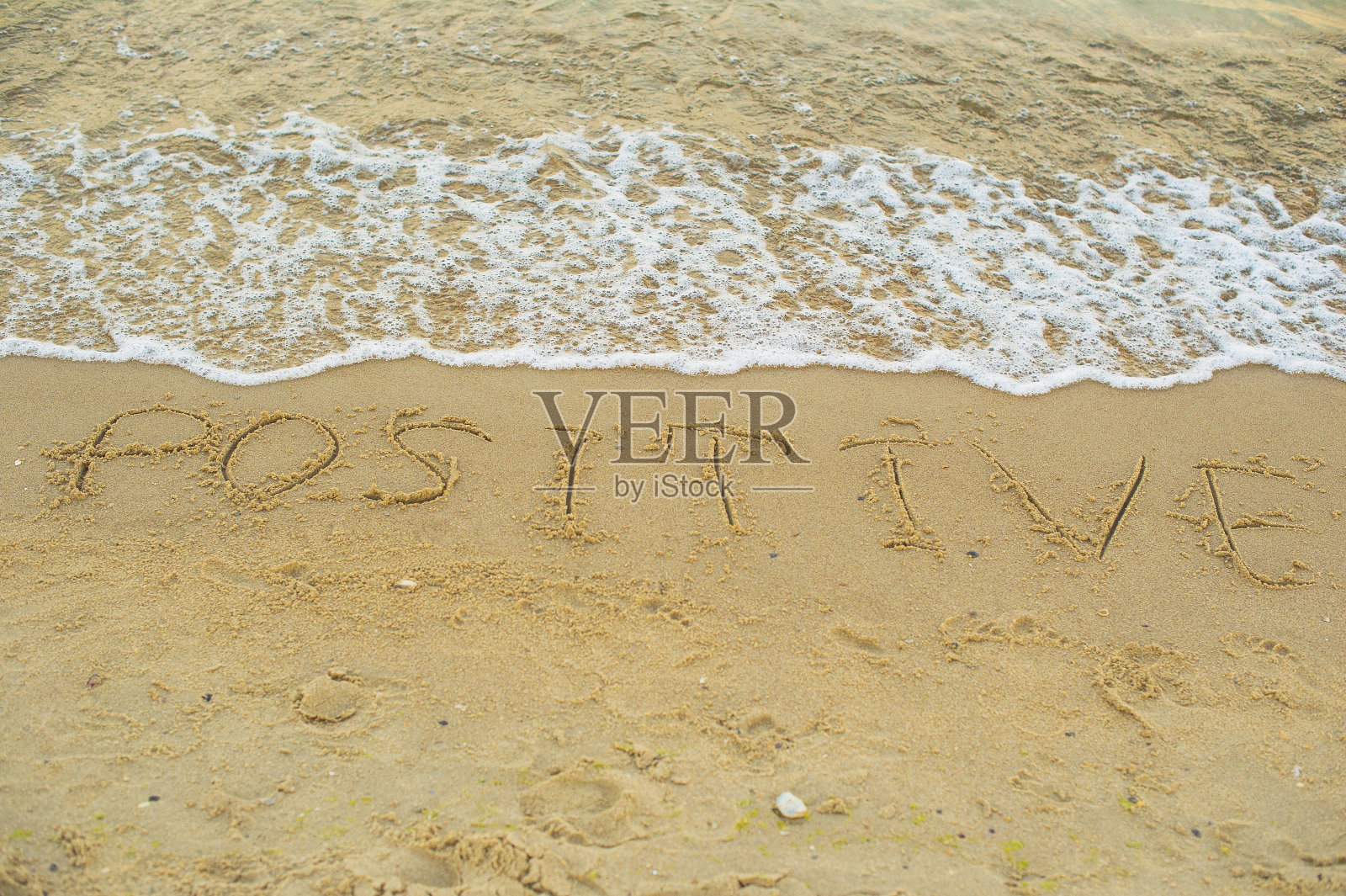 把积极的话语写在沙子上照片摄影图片