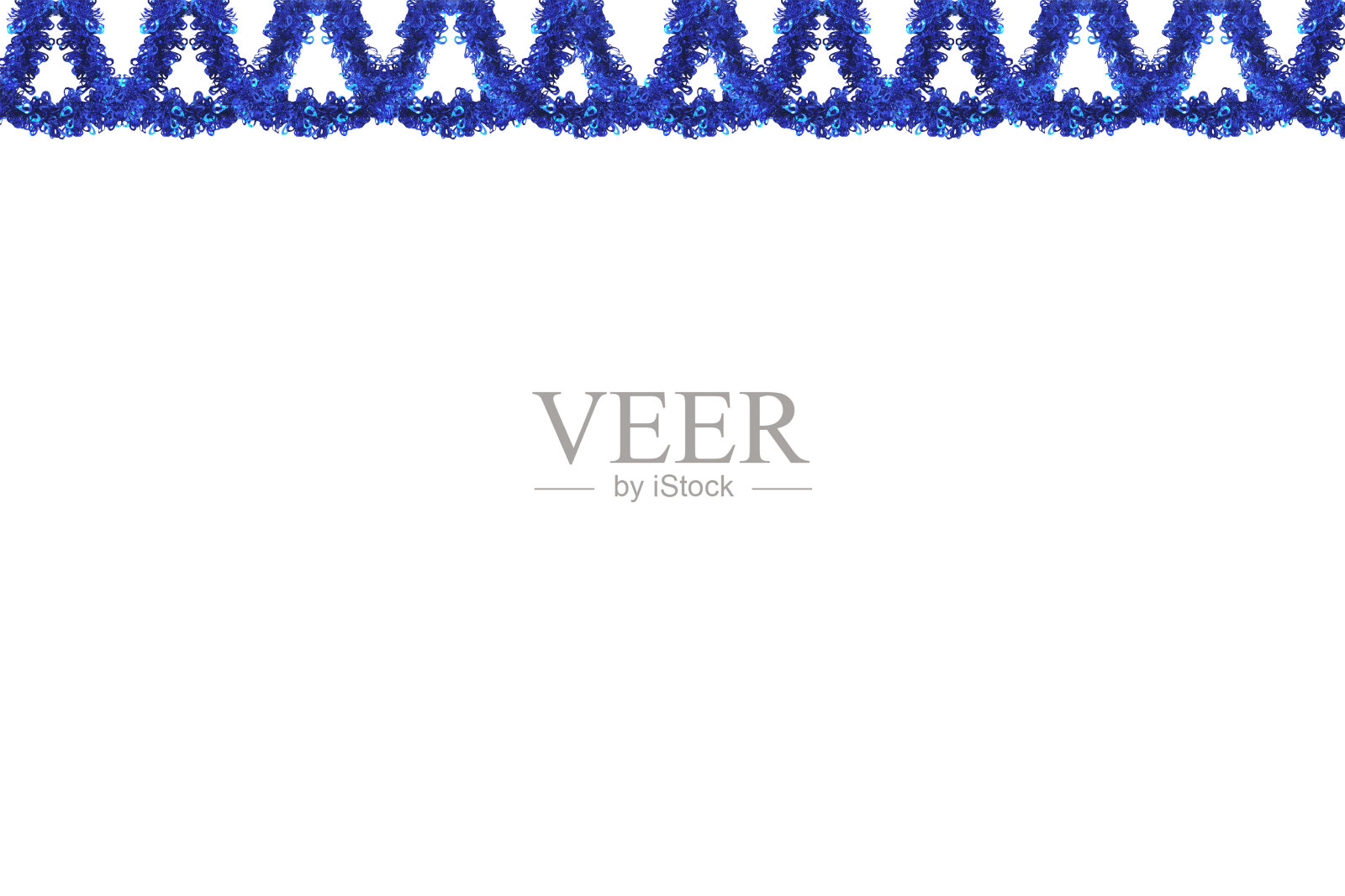 白色背景上孤立的圣诞蓝色金属丝。照片摄影图片