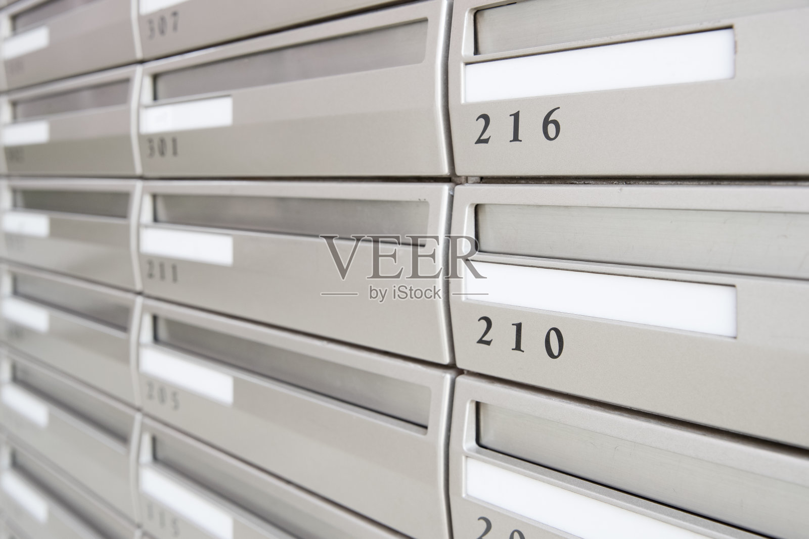 公寓里有房间号的金属信箱照片摄影图片