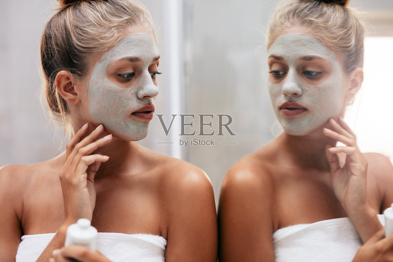 美丽的女性在洗澡后做美容照片摄影图片