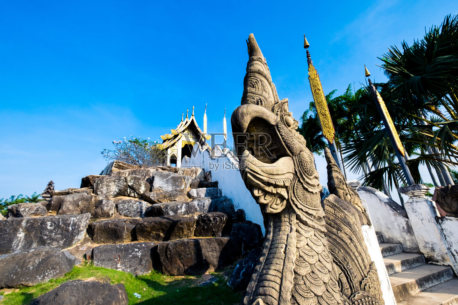 那加的国王和美丽的泰国寺庙与蓝天照片摄影图片