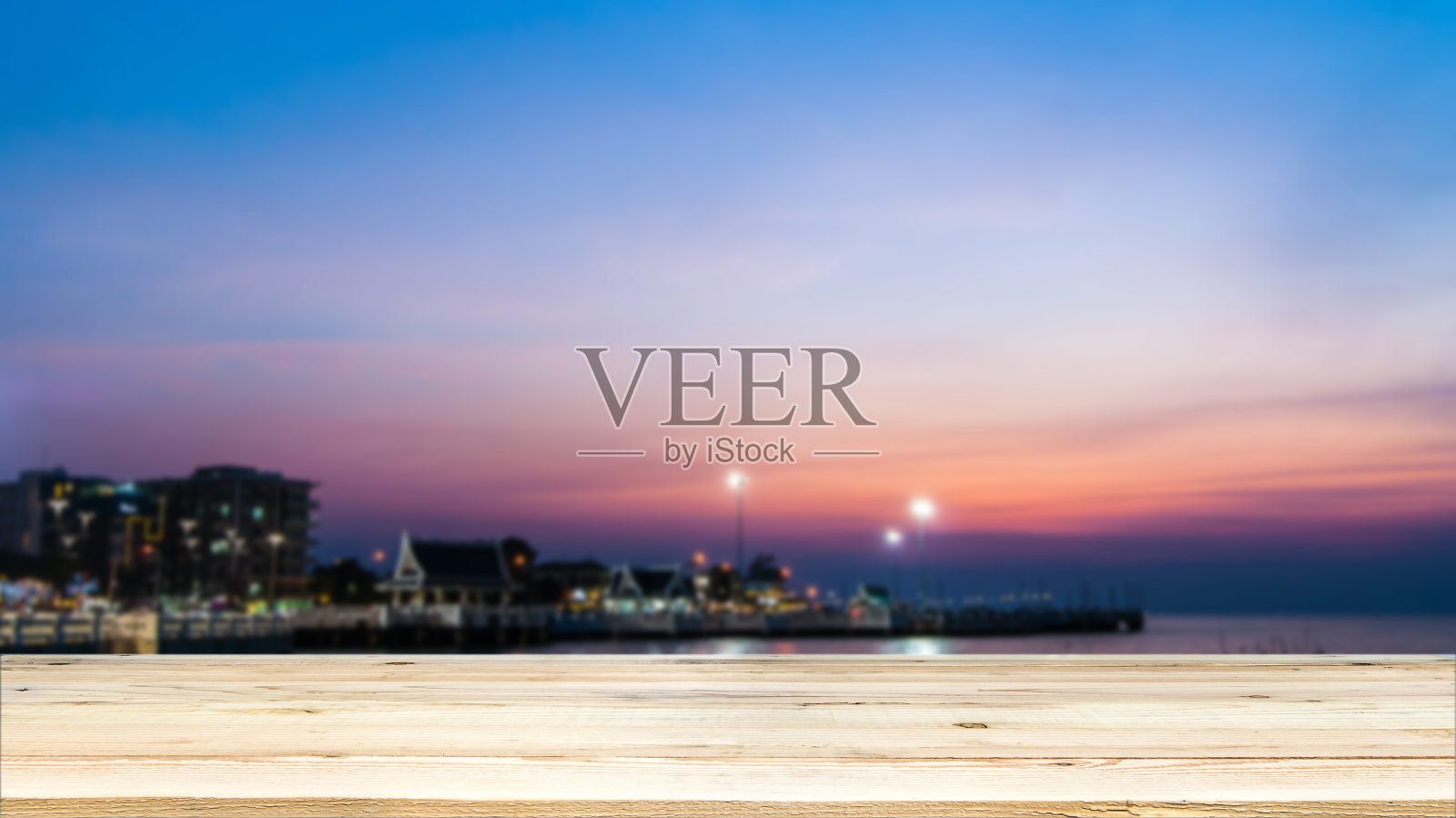 黄昏的天空和沙滩上的彩霞照片摄影图片