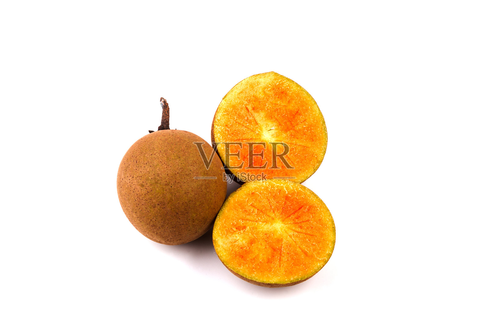 白色背景下的整块和部分人心果照片摄影图片