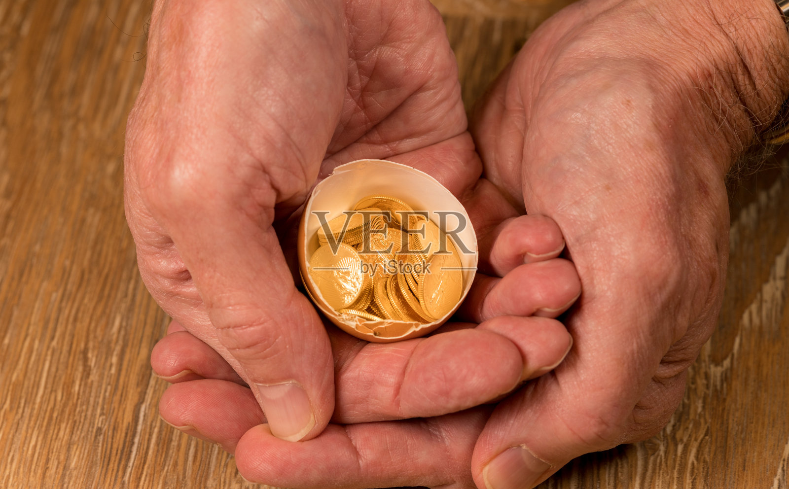 在蛋壳上的纯金硬币说明了储蓄蛋照片摄影图片