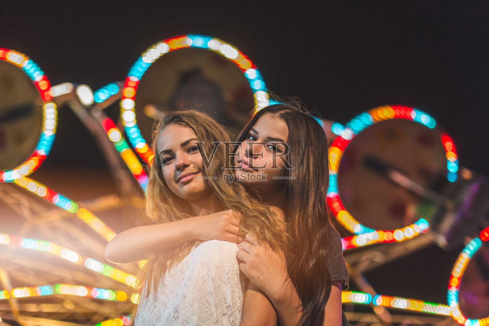 两个十几岁的女孩在游乐场照片摄影图片