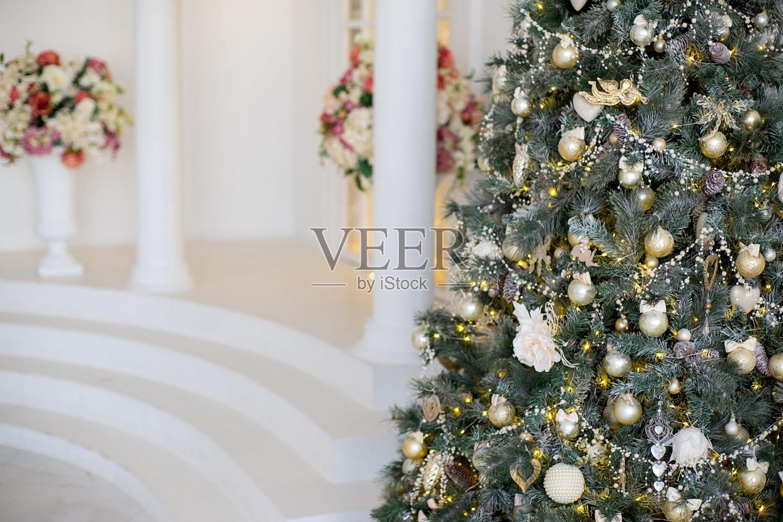 时尚的圣诞室内装饰白色和金色的颜色照片摄影图片