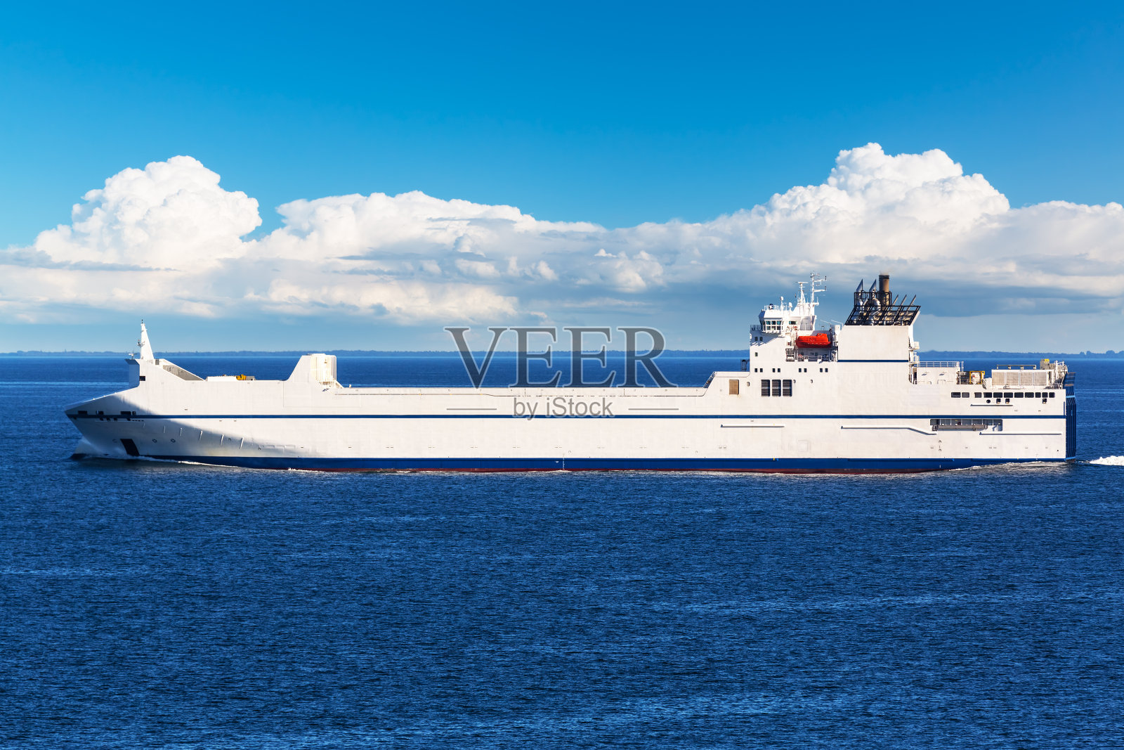 海上的大型工业货船照片摄影图片