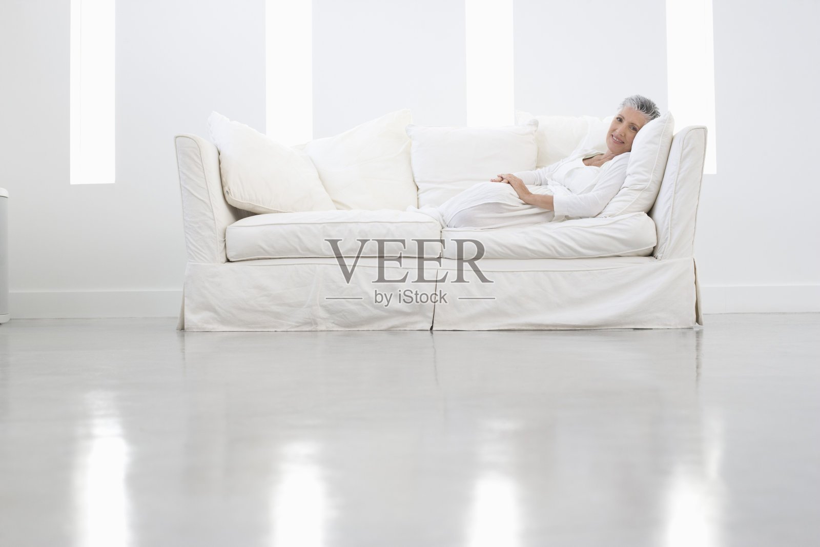 坐在沙发上的资深女性照片摄影图片