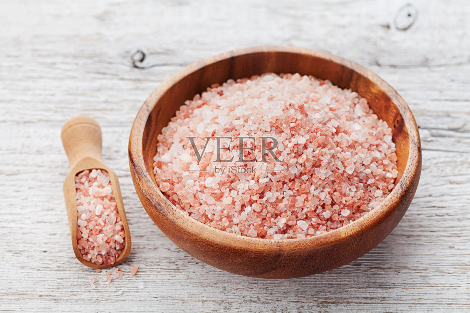 喜马拉雅粉盐碗在木古董桌上照片摄影图片