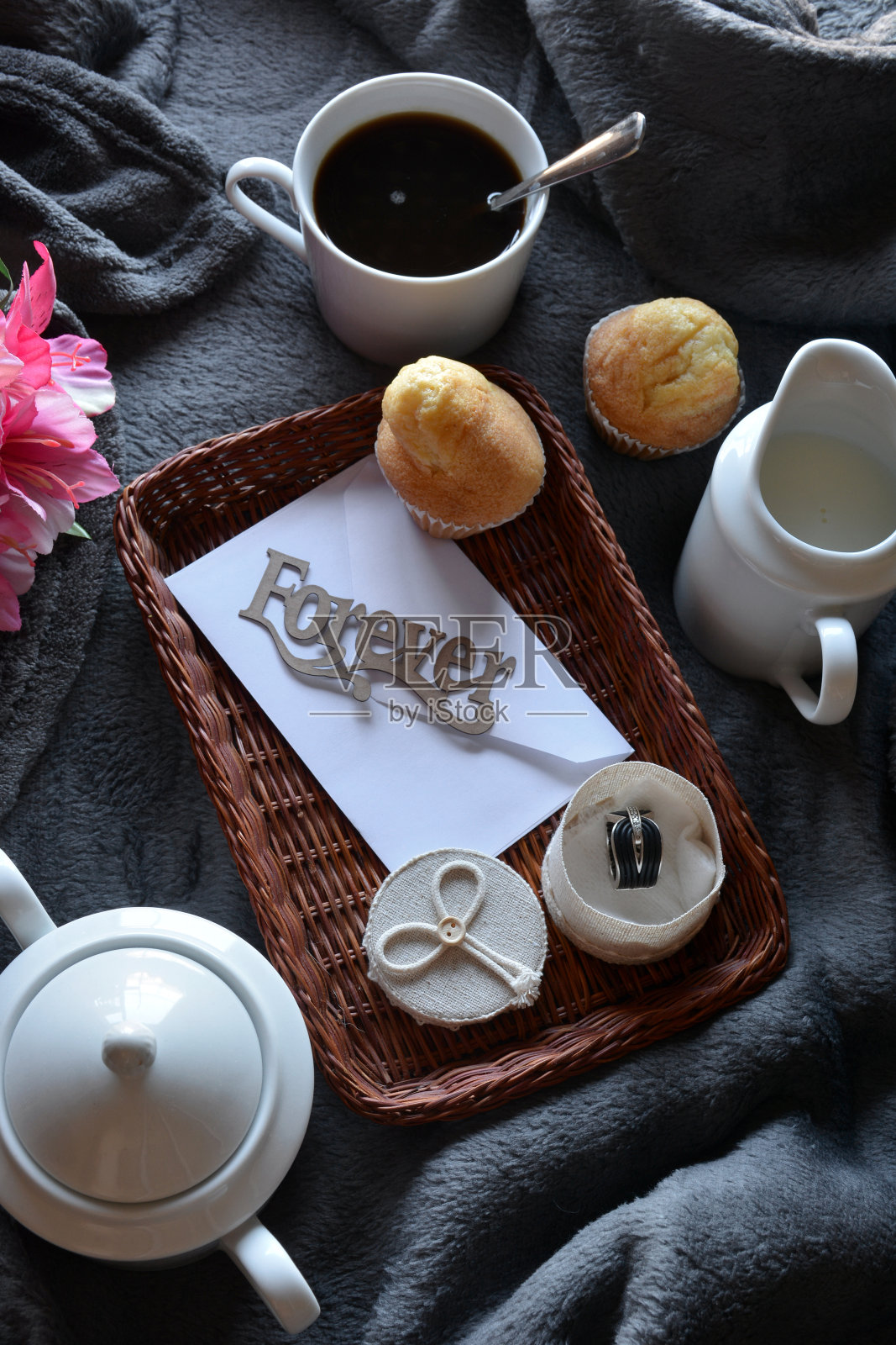 情书与礼物戒指照片摄影图片