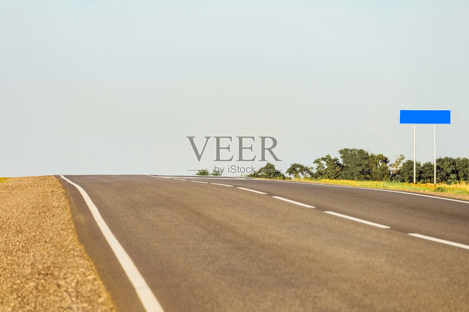 乡村柏油路以空白标记和空白路标复制空间。景深有限的背景。照片摄影图片